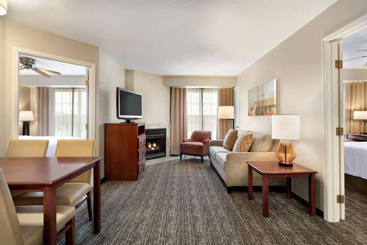 Room 4 of 32